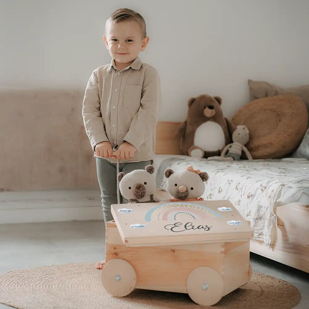 Spielzeugkiste mit Rädern personalisiert - Regenbogen