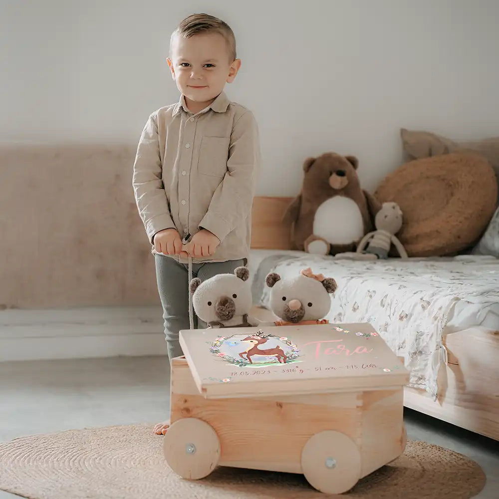 Spielzeugkiste mit Rädern personalisiert - Reh Gravur