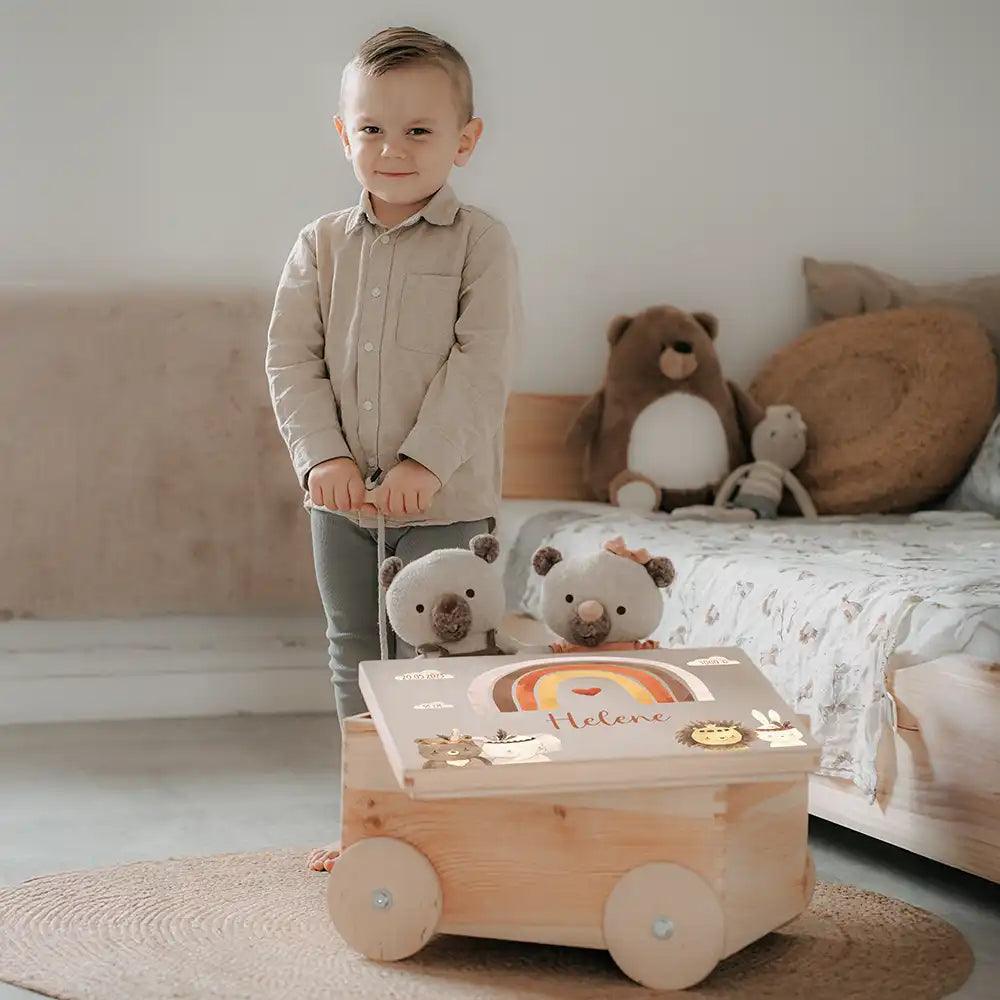 Spielzeugkiste mit Rädern personalisiert - Regenbogen mit Bär und Löwe
