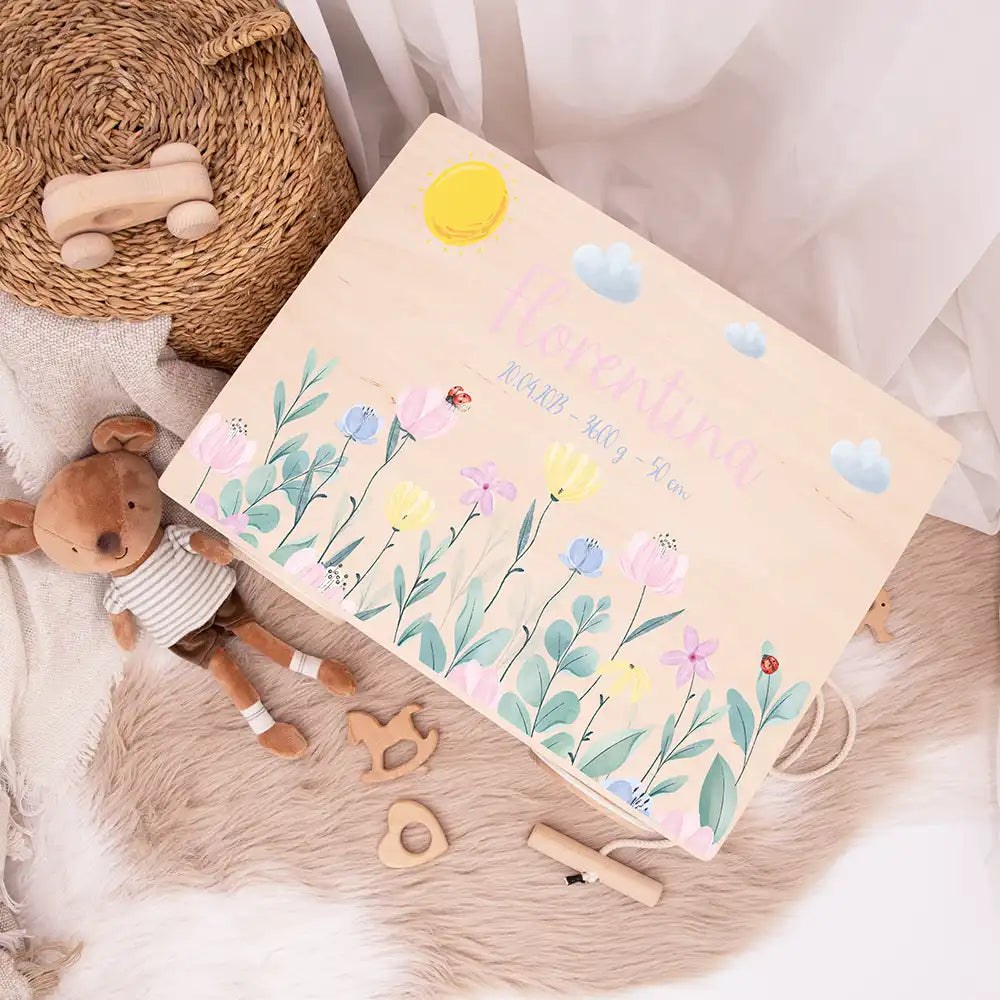 Spielzeugkiste mit Rädern personalisiert - Blumenwiese
