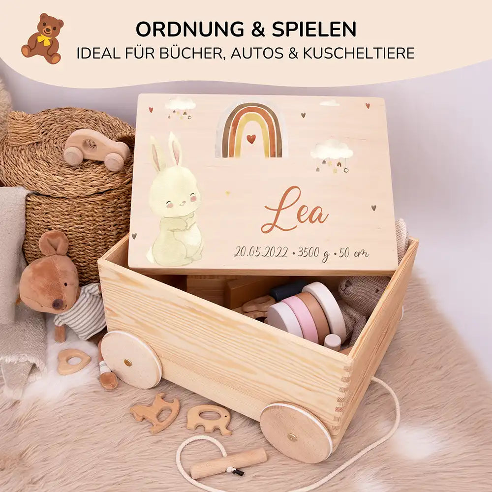 Spielzeugkiste mit Rädern personalisiert - Häschen mit Regenbogen