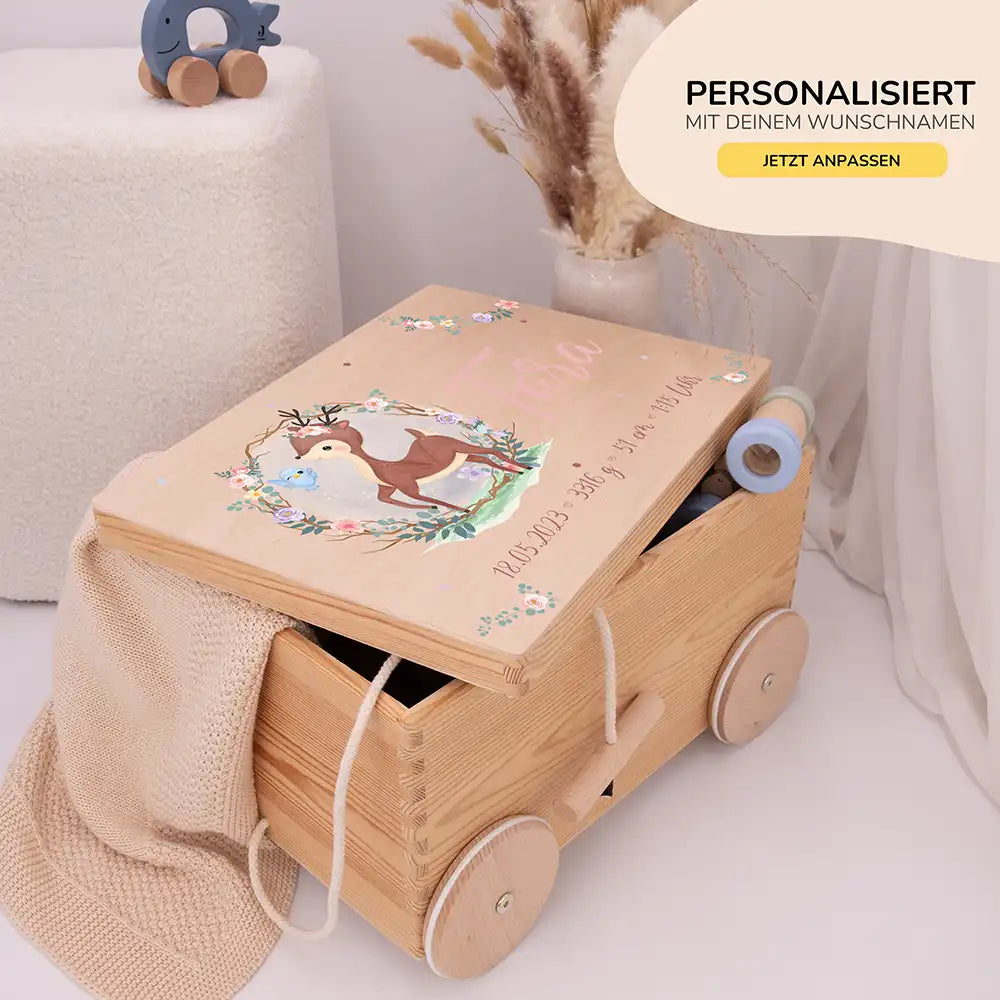 Spielzeugkiste mit Rädern personalisiert - Reh Gravur