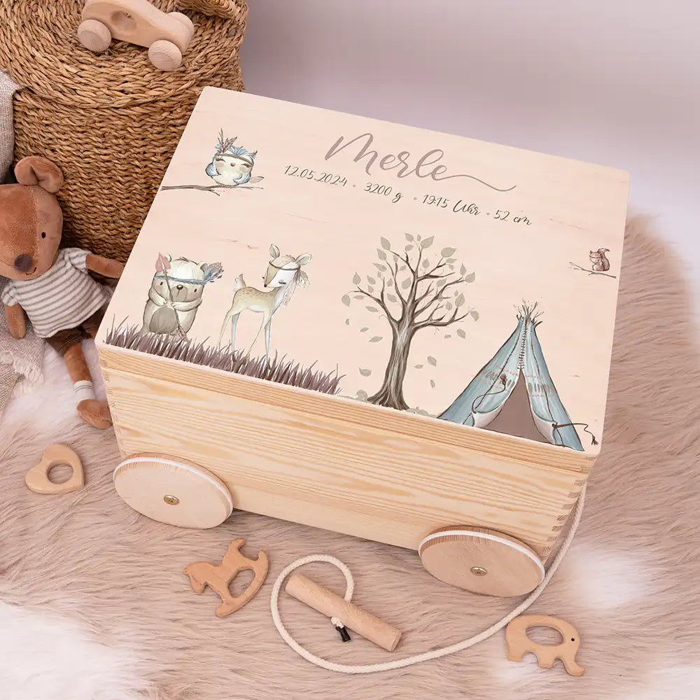Spielzeugkiste mit Rädern personalisiert - Tipi
