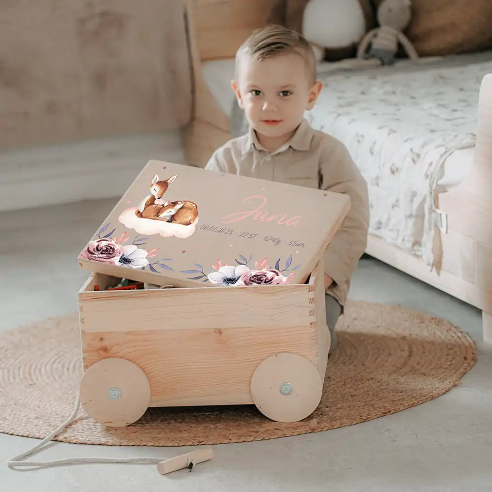 Spielzeugkiste mit Rädern personalisiert - Mama Reh