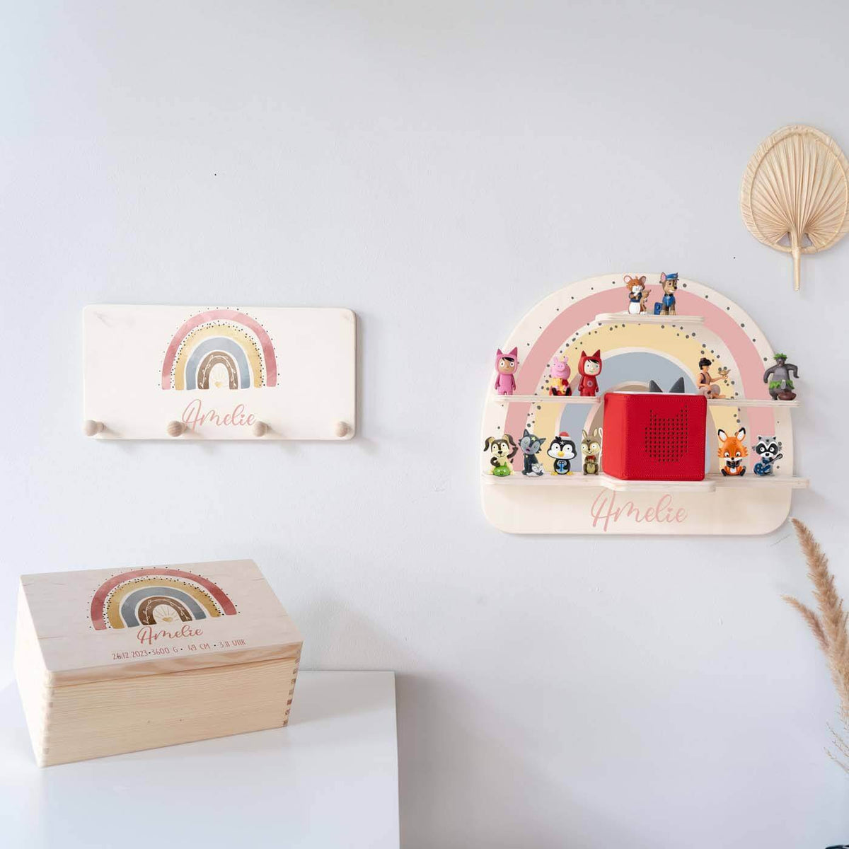 regenbogen-bundle mit nachhaltigen holzmaterialien