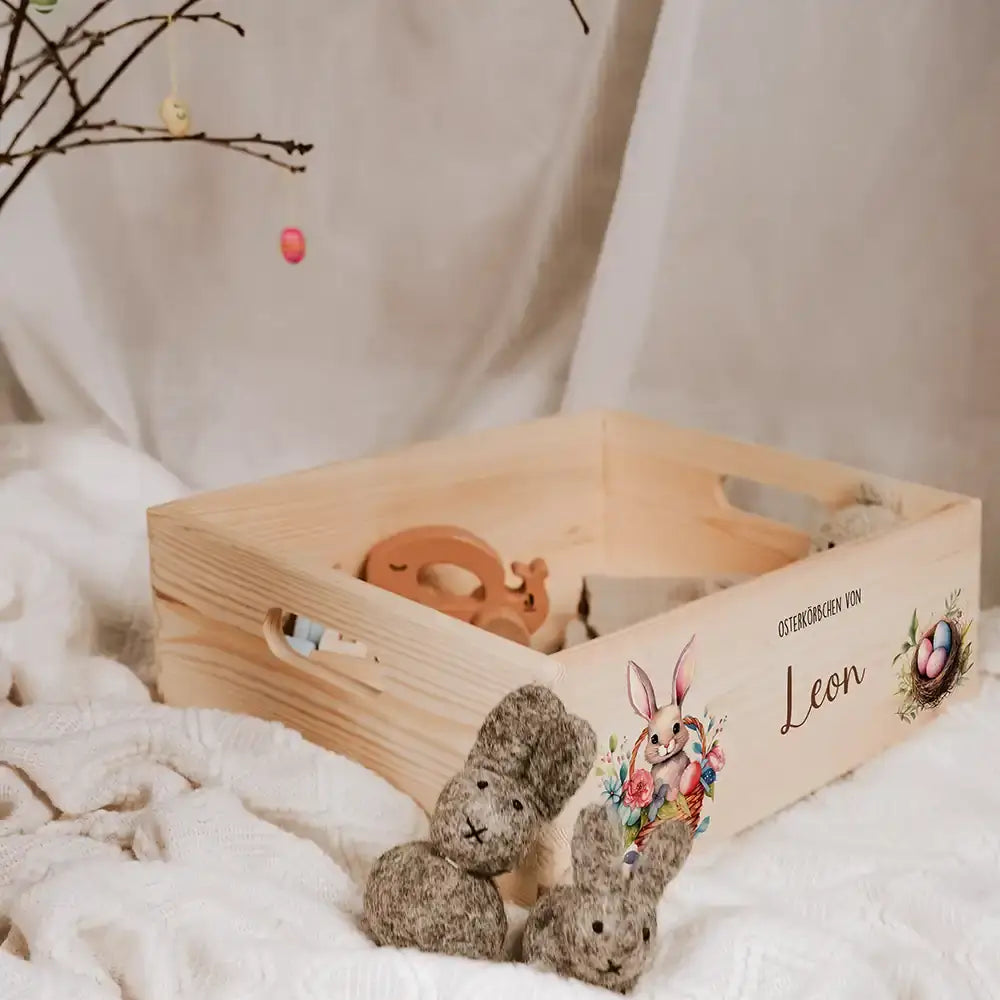 Osterkiste Holz personalisiert - Hasenkind im Blumenkorb