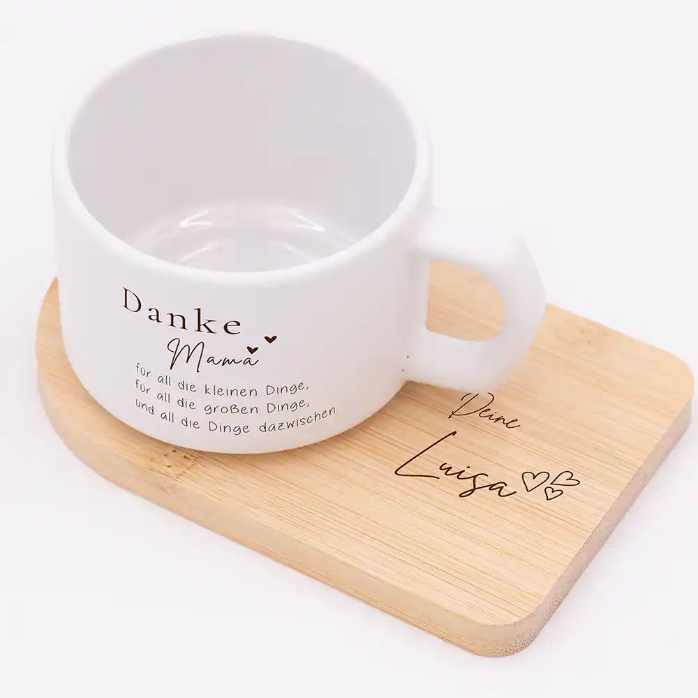 Muttertagsgeschenk Keramikbecher Danke Mama – kleine und große Dinge – matter Keramikbecher personalisiert mit Bambus-Untersetzer Gravur