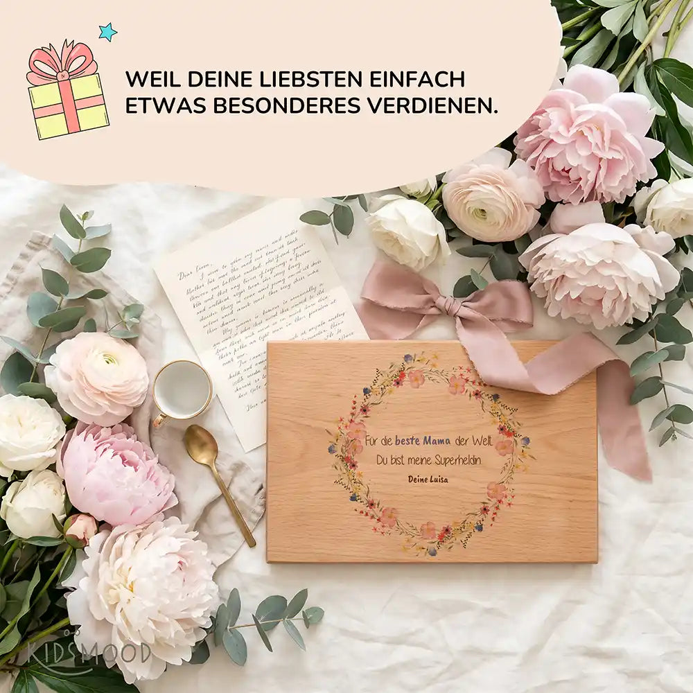 Personalisiertes Frühstücksbrettchen Muttertag Wildblumenkranz Beste Mama Reload – Made in Hamburg Detail