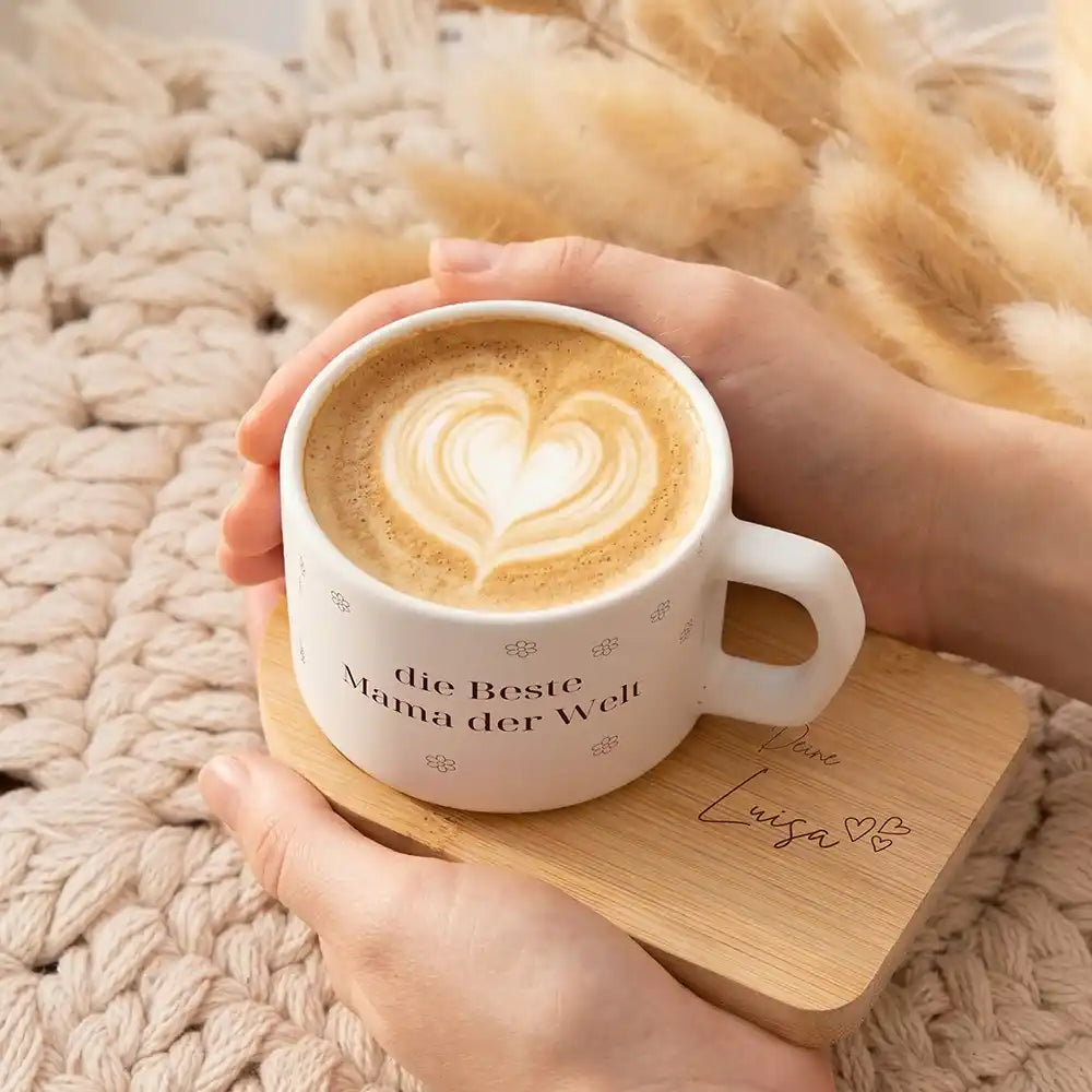 Muttertagsgeschenk personalisiert – Keramiktasse Beste Mama Blümchen mit Bambus-Untersetzer