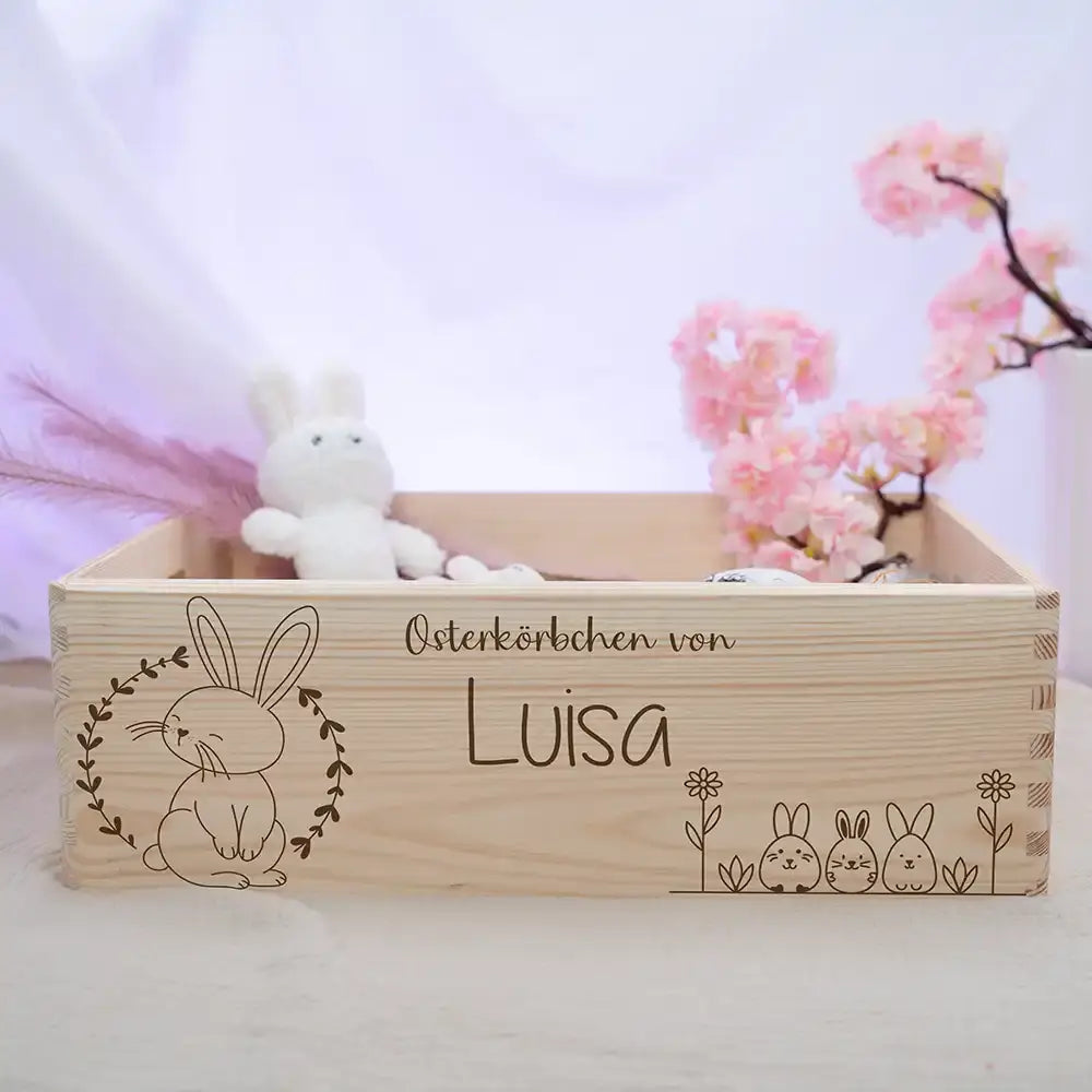 Osterkiste Holz personalisiert - Blumenkranz & Hasenbande