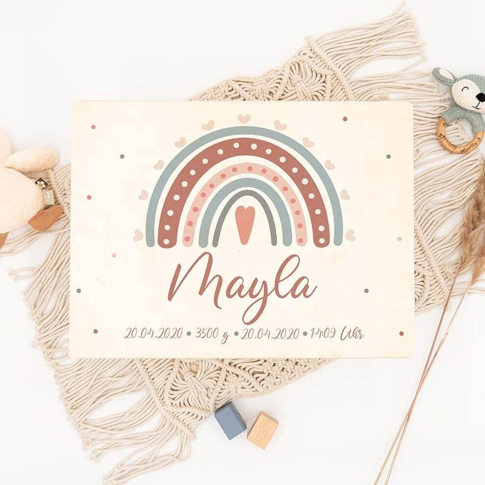 Personalisierte Erinnerungsbox aus Holz mit Namen Layla und Regenbogen-Motiv, Kind erkundet Geburtsgeschenk, Holzkiste mit Geburtsdaten