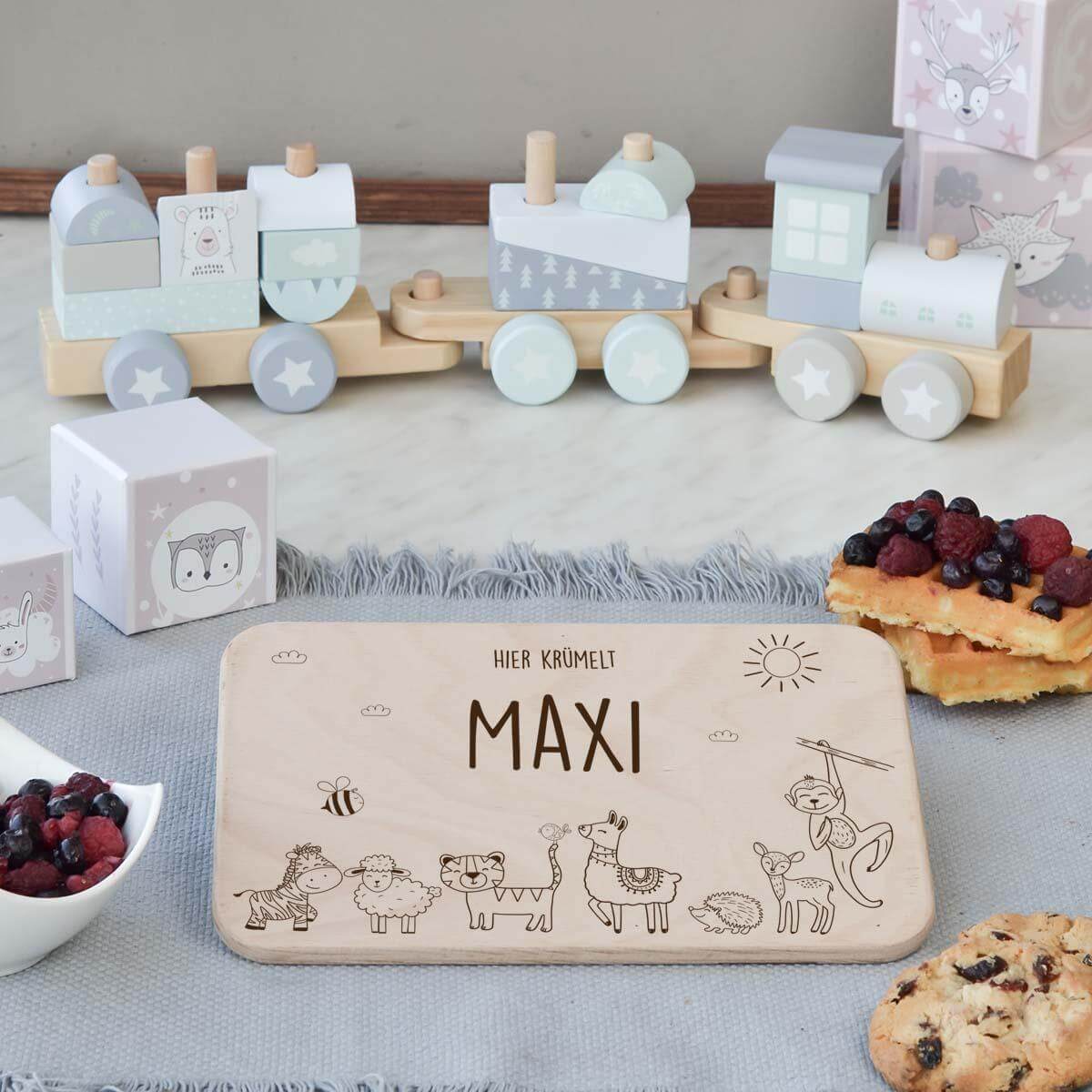 engraved breakfast board with tierfamilie and custom name